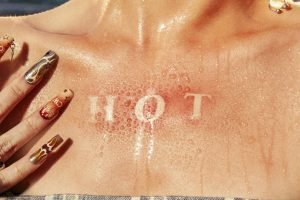 LE SSERAFIM HOT COVER